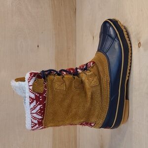 Khombu Kristie Duck Boots In Tan Suede And Navy Blue With A Christmas Look